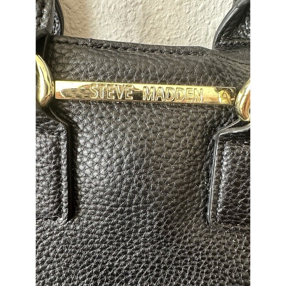 STEVE MADDEN BMAGGIE SMALL CROSSBODY BLACK PURSE HANDBAG WITH GOLD CHAIN ACCENTS - Picture 4 of 12